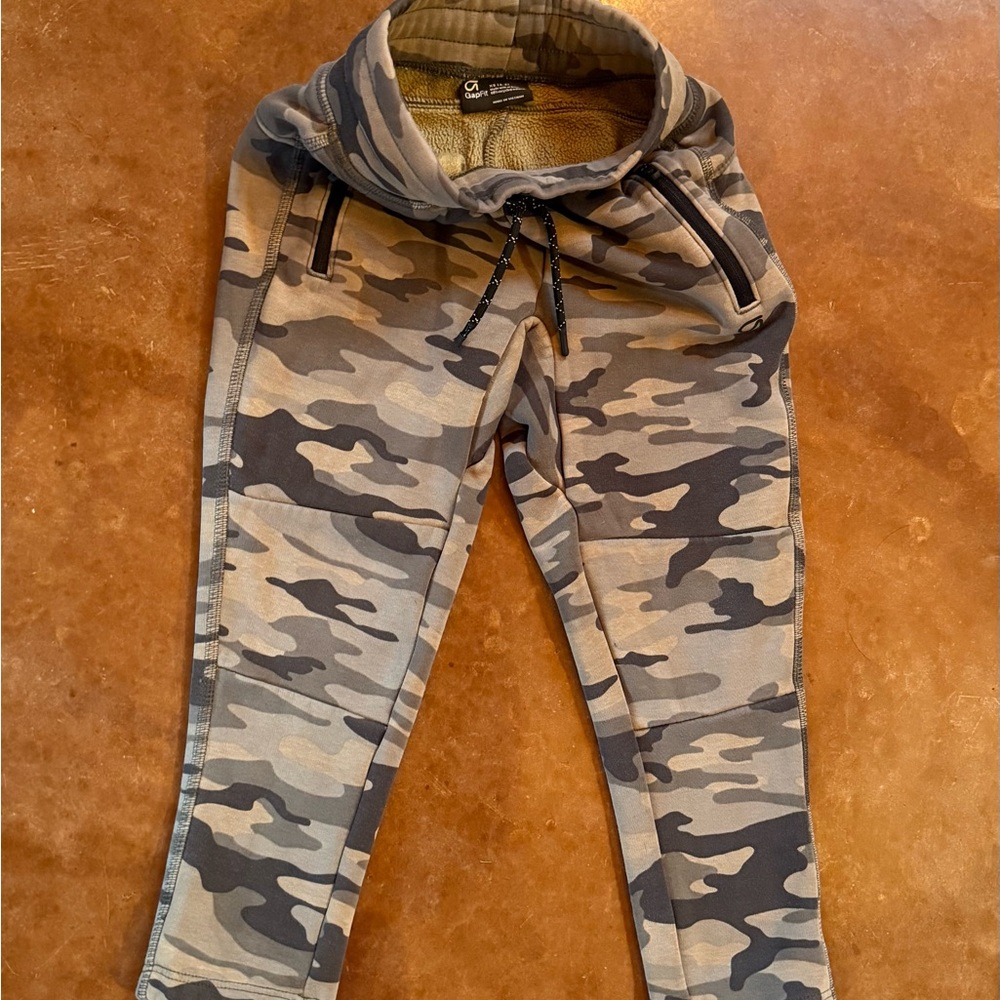 GapFit - Camo Kids Jogger Pants Sherpa lined used